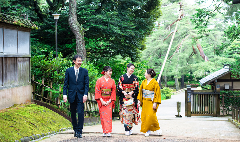 着物で笑顔の家族